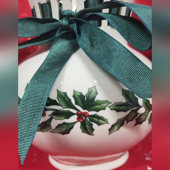 ❄️ (VINTAGE) Madison & Max:: Christmas Vases - Picture 3 of 12